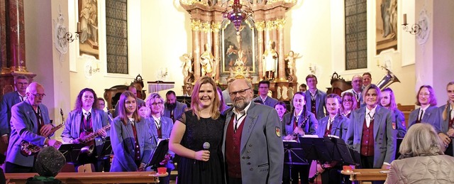 Der Musikverein Oberhof trat zum Kirch...und Dirigent Josef Klein (vorne) auf.   | Foto: Christiane Pfeifer