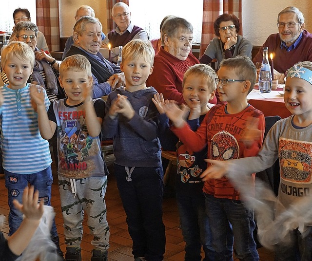 Die Kinder des Kindergartens St. Elisa...im traditionellen Adventsnachmittag.    | Foto:  Werner Steinhart