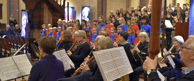 Der Fltenkreis musiziert und die Chr...use in der evangelischen Stadtkirche.   | Foto: Barbara Puppe