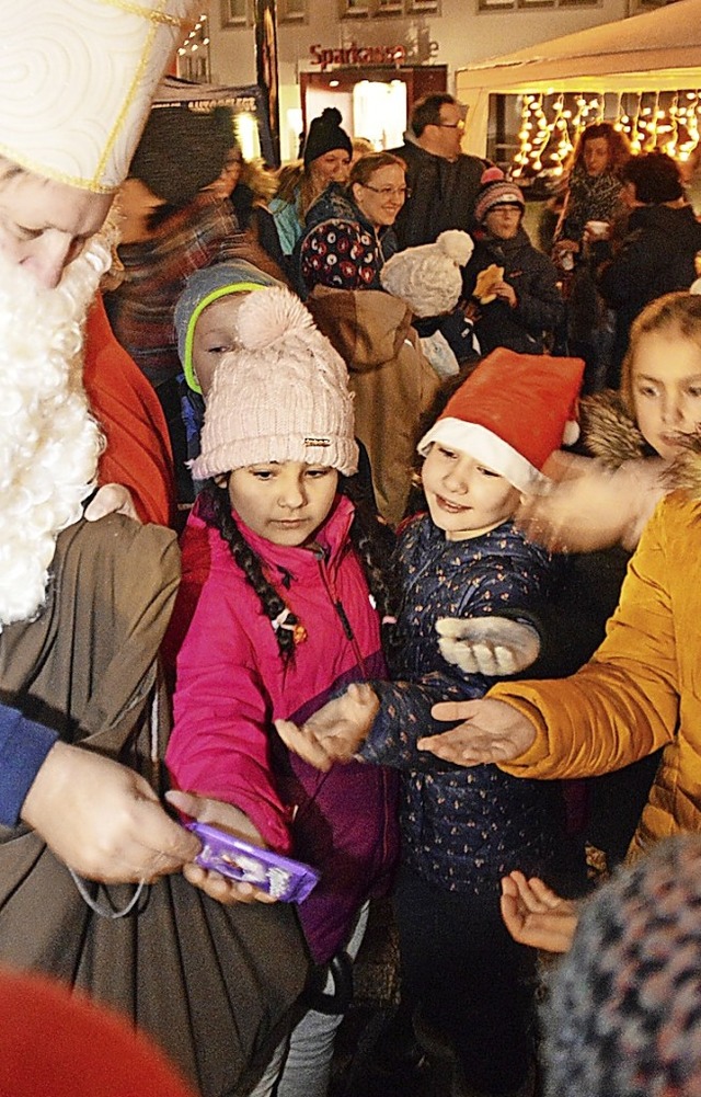 Der Weihnachtsmann verteilte Grppimnner und Schokolade an die Kinder.  | Foto: Steinfelder
