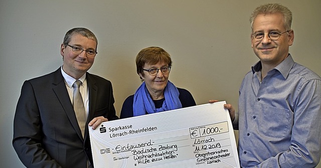 Christian Leccese und Gabriele Staufen...en symbolischen Scheck ber 1000 Euro.  | Foto: Maja Tolsdorf