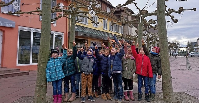 Die Kinder der Randzeitbetreuung sind stolz auf ihr Werk.  | Foto: Stadt Neuenburg