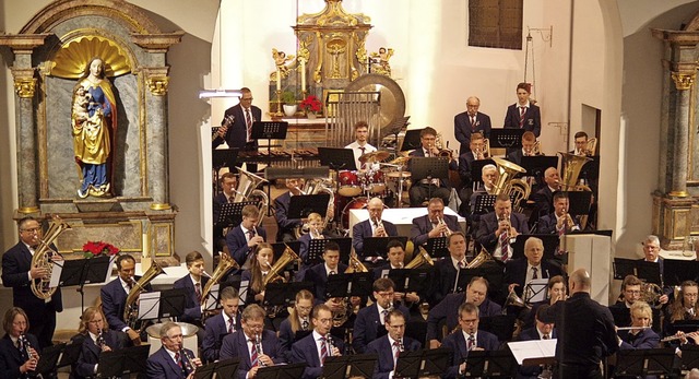 Sowohl die Leistung des Gesamtorcheste...Publikum in der Oberrimsinger Kirche.   | Foto: Manuela Schmitt