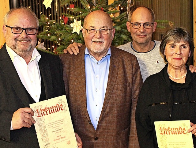 Willi Ugi (Zweiter von links) ehrte We...itgliedschaft in der GSV Mietersheim.   | Foto: Reiner Beschorner