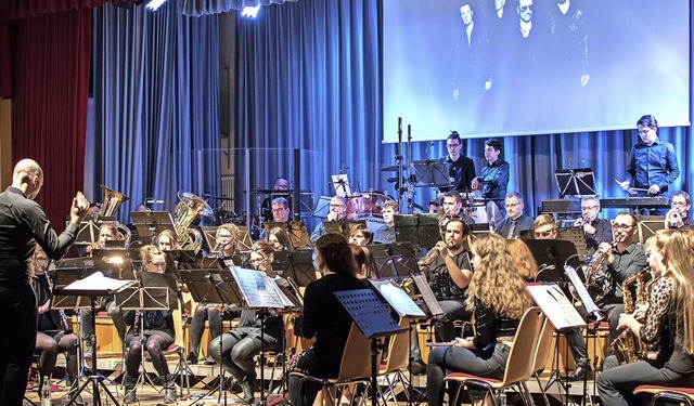 Das Orchester des MV Buchholz spielte ...U2&#8220; (Projektion im Hintergrund).  | Foto: Helmut Rothermel