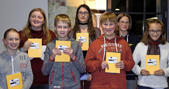 Junge Autoren wurden beim Schreibwettb... Hohe und Johanna Hermes (von links).   | Foto: Markus Zimmermann