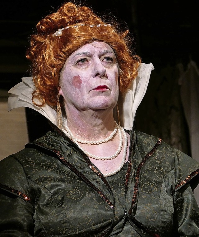 Christiane Werner ist als Elisabeth I. das ganze Stck ber auf der Bhne.   | Foto: Martina David-Wenk