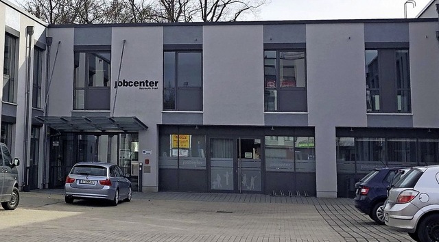 In dieses Jobcenter strmte der 38-Jhrige und verletzte drei Mitarbeiter.  | Foto: Ferdinand Merzbach (dpa)