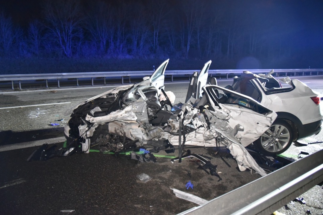 Es grenzt an ein Wunder, dass die Insa...eses Wagens den Unfall berlebt haben.  | Foto: Martin Eckert