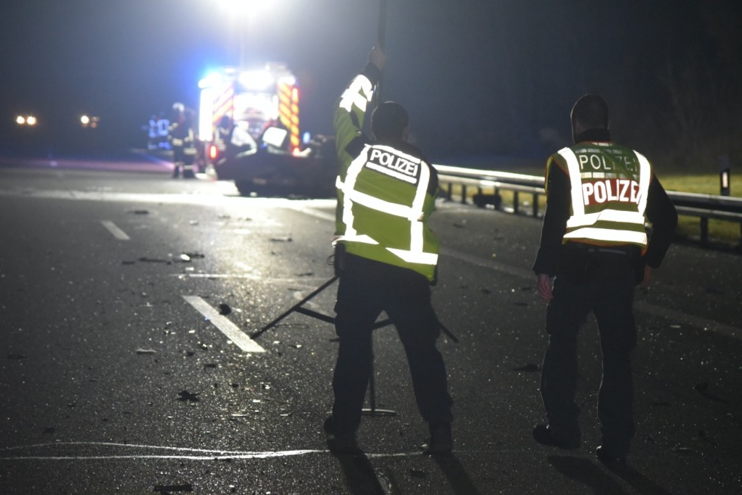Folgenschwere Irrfahrt auf der A5: Bei...llingen wurden drei Menschen verletzt.  | Foto: Martin Eckert