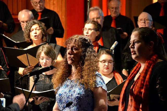 Die Chorgemeinschaft Oberschopfheim sa...g (links) und Kathrin Hrger (rechts).  | Foto: barbara rderer