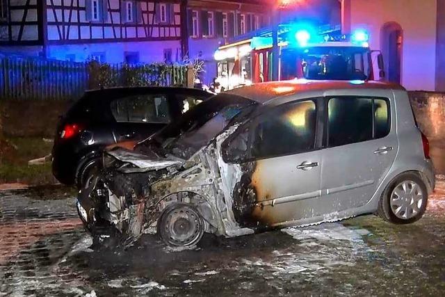 Feuer zerstört Auto in Mahlberg – Polizei schließt Brandstiftung nicht aus