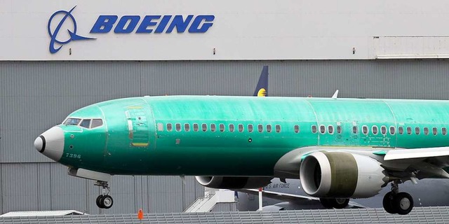 Eine Boeing 737 MAX 8 landet nach eine...zulassung ab Januar vorbergehend aus.  | Foto: Ted S. Warren (dpa)