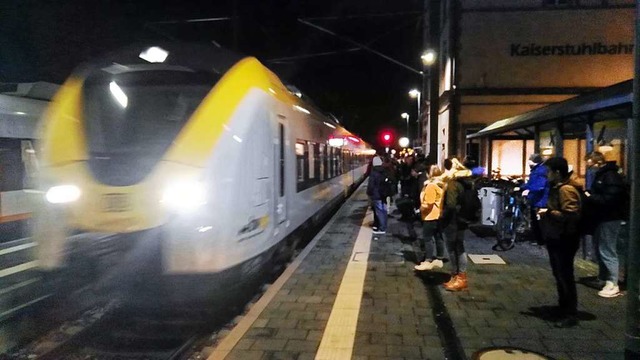 Dienstagmorgen am Bahnhof Endingen: Die S-Bahn der Linie 1 fhrt versptet ein.  | Foto: Martin Wendel