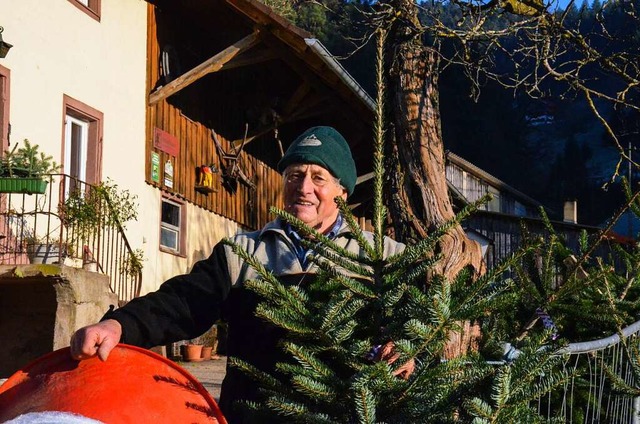 Bernhard Schuler verkauft seit 40 Jahren Tannen auf seinem Hof.  | Foto: Gabriele Hennicke
