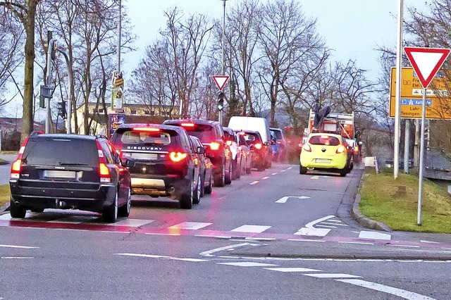 Gegen den Stau zum Milchhof-Kreisel hi...r Kreisverkehr wird zur Ampelkreuzung.  | Foto: Sylvia-Karina Jahn