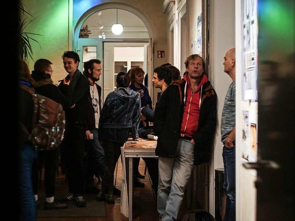 Vor und nach der Vorfhrung gab es noc...dstoff fr Diskussionen und Gesprche.  | Foto: Mandana Massumi