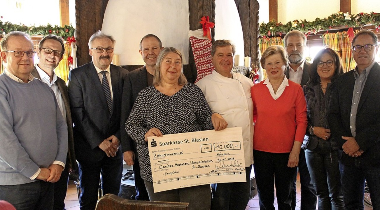10000 Euro übergaben der Vorsitzende d...spitze des Caritasverbands Hochrhein.   | Foto: Cornelia Liebwein