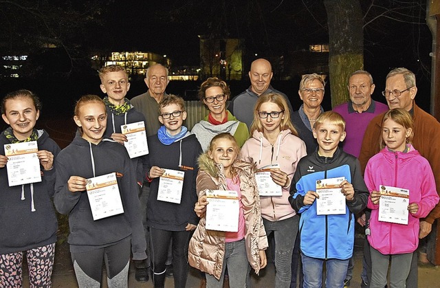 Die Sportler sind stolz auf ihre Leistungen.   | Foto: Heinz und Monika Vollmar