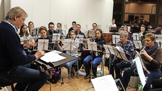 Der Musikverein  unter Leitung von Edg...r das ungewhnliche Jubilumskonzert.  | Foto: Roswitha Frey