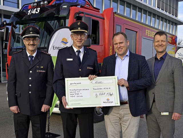 Dietmar Mller (Feuerwehr Rheinfelden)...e) bei der Scheckbergabe (von links)   | Foto: Juri Junkov