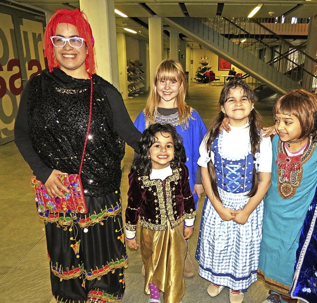 Beim Begegnungsfest im Brgersaal ging es bunt zu.   | Foto: Claudia Gempp