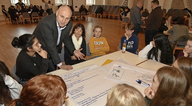 Oberbrgermeister Stefan Schlatterer u...itsgruppe &#8222;Umweltschutz&#8220;.   | Foto: Benedikt Sommer