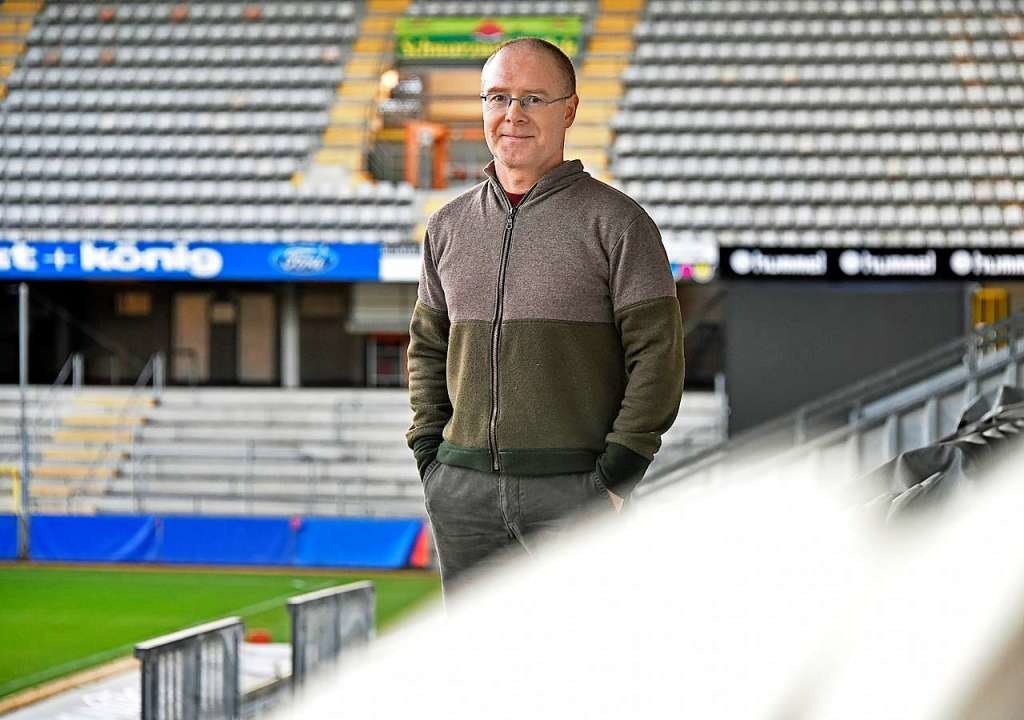 SC-Archivar Uwe Schellinger hat den Te...club-Lieds von Karl Ketterer entdeckt.  | Foto: Michael Bamberger