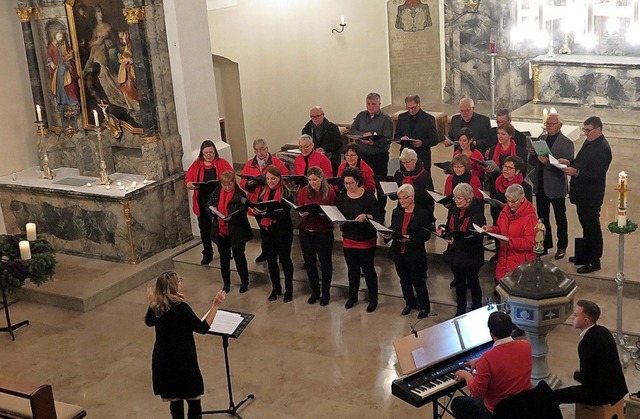 Weihnachtliche Weisen aus vielen Lndern  sang der Kirchenchor.  | Foto: Dorothee Philipp