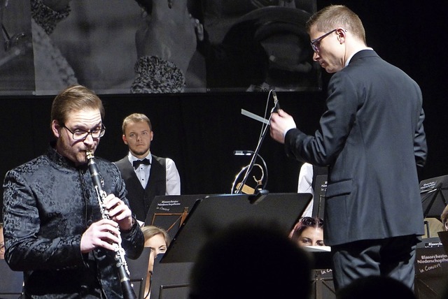 Solist Andreas Kerner an der Klarinett... auf. Daneben Dirigent Stefan Kiefer.   | Foto: Frank Leonhardt