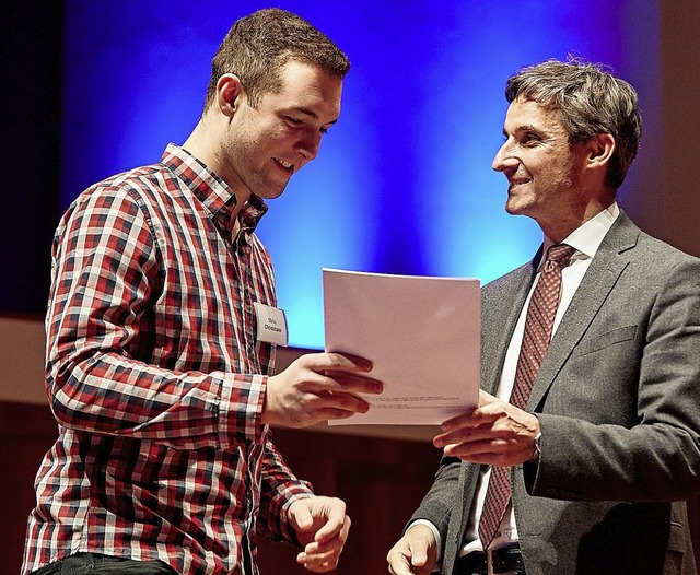 Mirko Christmann erhlt die Urkunde zum Preis.   | Foto: Firma