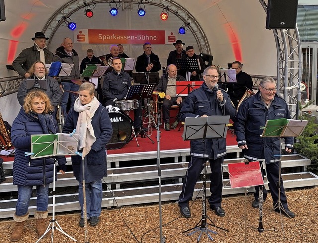 Bereits im 30. Jahr spielten die &#822...r&#8220; auf dem Weihnachtsmarkt auf.   | Foto: Helmut Seller