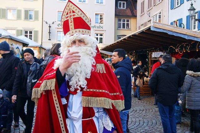 &quot;Ho ho ho!&quot; - auch der Nikol...Sckinger Weihnachtsmarkt anzutreffen.  | Foto: Maria Schlageter