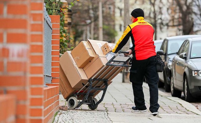 Paketzustellung bei der Deutschen Post   | Foto: Jan Woitas (dpa)