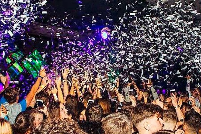 Hunderte zwischen 16 und Mitte 20 feiern, wenn Get Lit Events zur Party ldt.  | Foto: Get Lit Events