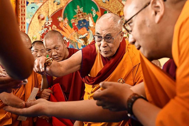 Vor 30 Jahren hat der Dalai Lama (Mitt... wird von  Tibetern weltweit gefeiert.  | Foto: Manuel Bauer