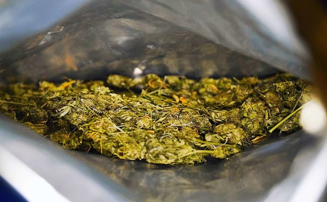 Die Polizei fand 60 Gramm Marihuana bei einer Kontrolle (Symbolfoto).  | Foto: Nicolas Armer (dpa)