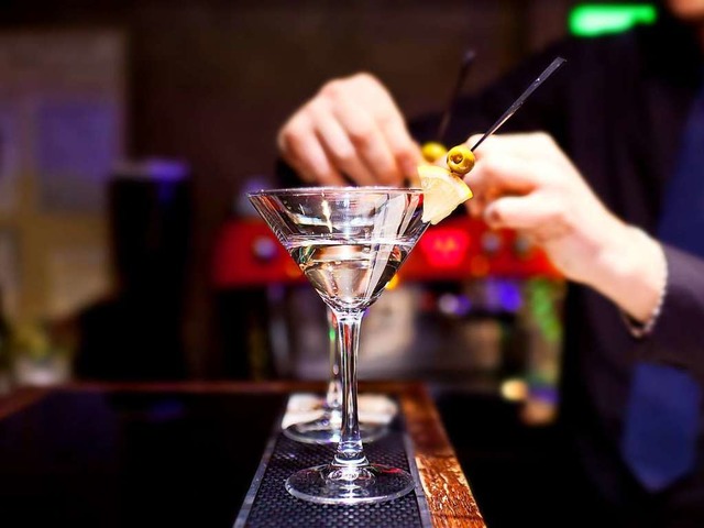 Cocktails richtig mixen will gelernt sein.  | Foto: Oleksii Nykonchuk  (stock.adobe.com)