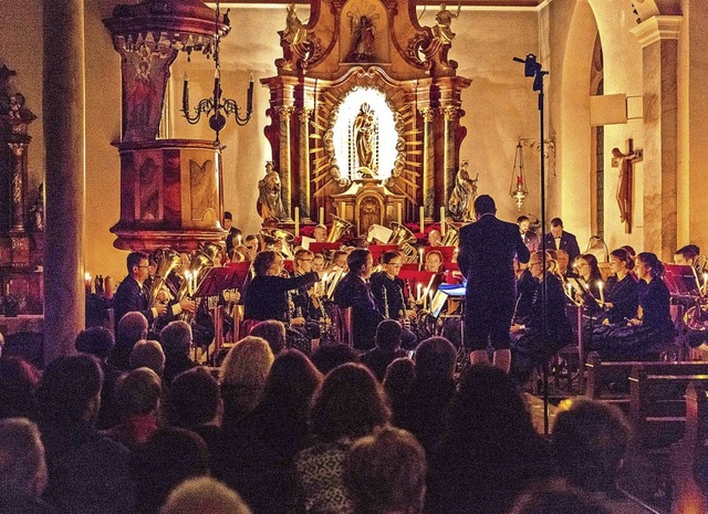 Das Adventskonzert des Musikvereins Tr...iegelau zog wieder viele Besucher an.   | Foto: Gabriele Zahn