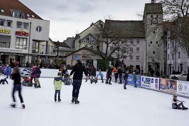 Der Weihnachtsmarkt in Waldshut bietet erstmals eine Kunsteisbahn