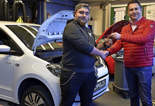 Alexander Fliegauf vom Autohaus Schmol...des zweiten Jahrgangs, Dominic Evers.   | Foto: Thomas Biniossek