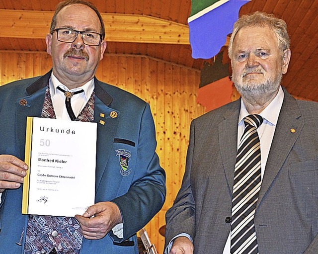 Hanspeter Kummerer (rechts) ehrte Manfred Kiefer.   | Foto: Karl-Heinz Rmmele