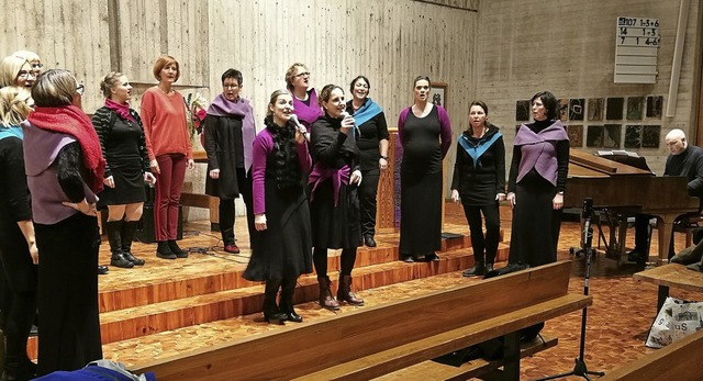 Das Frauenvokalensemble &#8222;Colla V...ischen Gemeindezentrum in Kirchzarten.  | Foto: Heidi Winkel-Hock