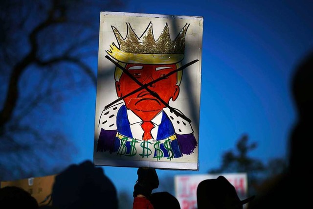 Gegner von US-Prsident Donald Trump demonstrieren vor dem Capitol.   | Foto: Drew Angerer (AFP)