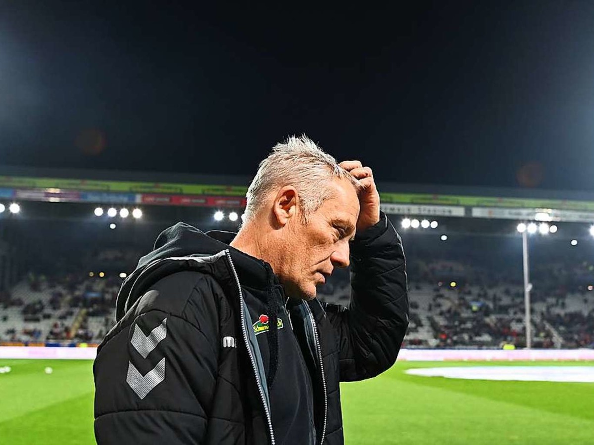 Christian Streich, Trainer der Freiburger, schien sich vor Spielbeginn noch Gedanken zu machen, ob er die richtige Formation gewhlt hat.