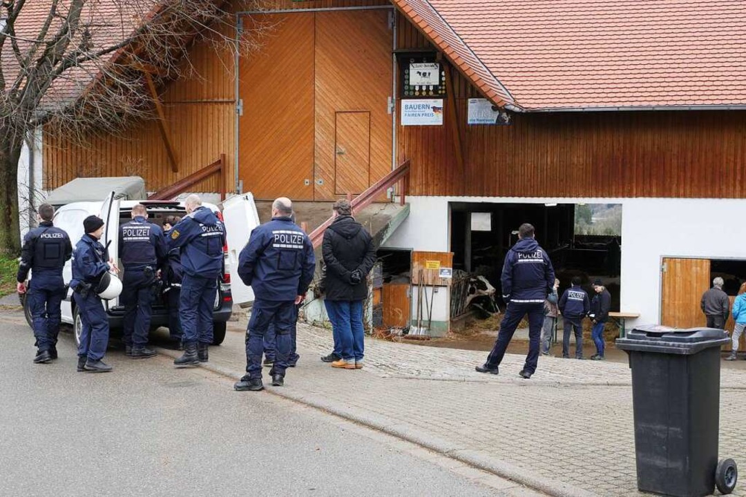 Etliche Polizisten begleiten das Veter...orge, dass es Widerstand geben knnte.  | Foto: Jannik Jrgens