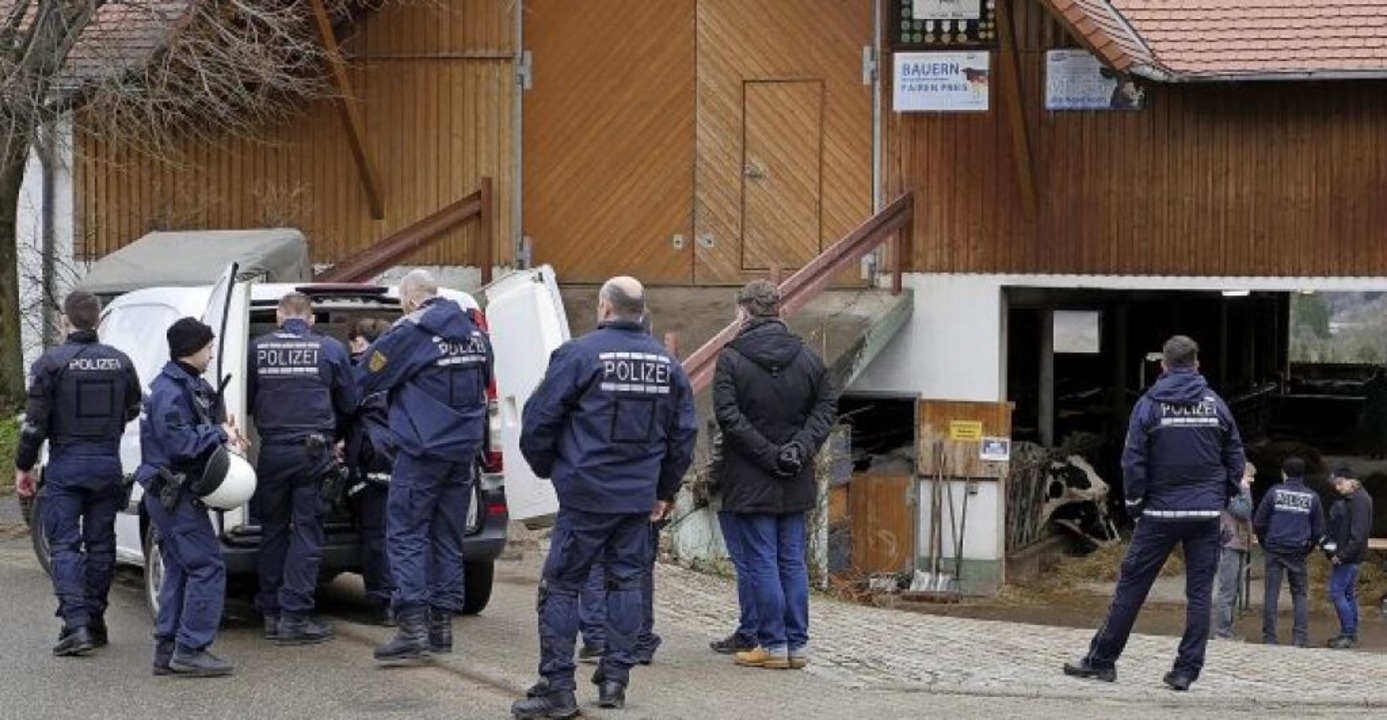 Etliche Polizisten begleiten das Veter...rge, dass es Widerstand geben knnte.   | Foto: Jannik Jrgens