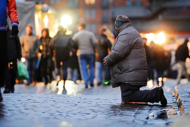 In die Statistik des Wohlfahrtsverband...rozent des mittleren Einkommens liegt.  | Foto: Christian Charisius (dpa)