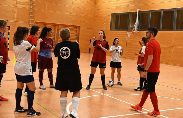 Statt Gebrüll und Hektik gibt’s ...rch Blicke, Mimik und Gebärdensprache. | Foto: Rita Eggstein Statt Gebrüll und Hektik gibt’s ...rch Blicke, Mimik und Gebärdensprache. | Foto: Rita Eggstein