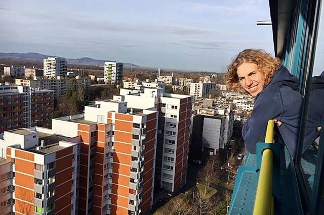 Der 21-jhrige Felix Niederberger lebt...es Plattenbaus in Freiburg-Weingarten.  | Foto: Sarah Rondot